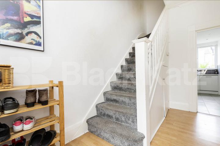 Large three bedroom split level house with garden mins to tube & shops!  Fairlawn Ave, East Finchley